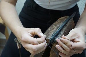 Am Nähross wird das Leder eingespannt und Nähte mit der Hand genäht