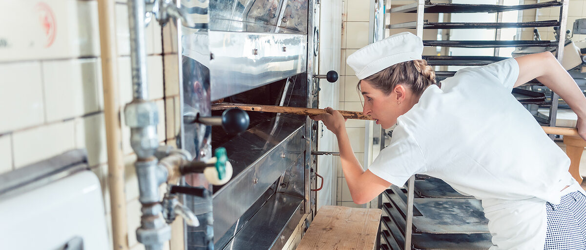 Bäckerin am Ofen