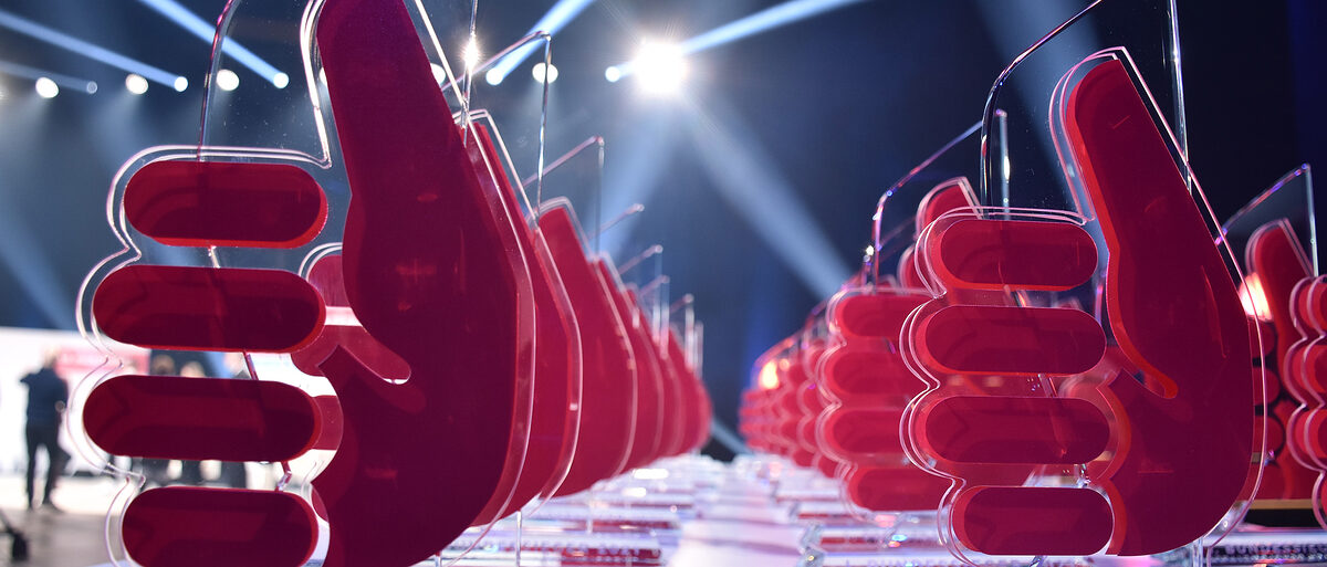 Große rote Daumen nach oben