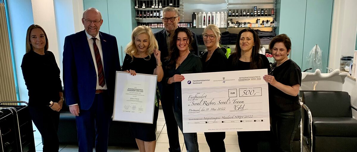 Übergabe des Integrationspreises (v.l.): Funda Boer, Kammerpräsident Berthold Schröder, Seval Reçber, Volker Walters (GF KH Dortmund und Lünen), Mitarbeiterinnen von Seval's Traum