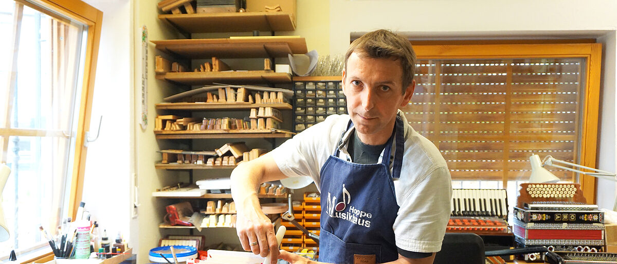 In seiner Werkstatt baut, repariert, restauriert und stimmt Handzuginstrumentenmachermeister Jörg Hoppe aus Warstein die Instrumente mit viel Herzblut.