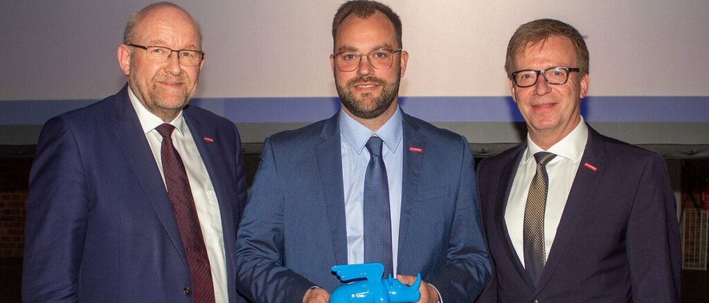 Kammerpräsident Berthold Schröder (l.) und HWK-Hauptgeschäftsführer Carsten Harder (r.) gratulieren dem neuen Geschäftsführer Tobias Schmidt zu seiner Wahl