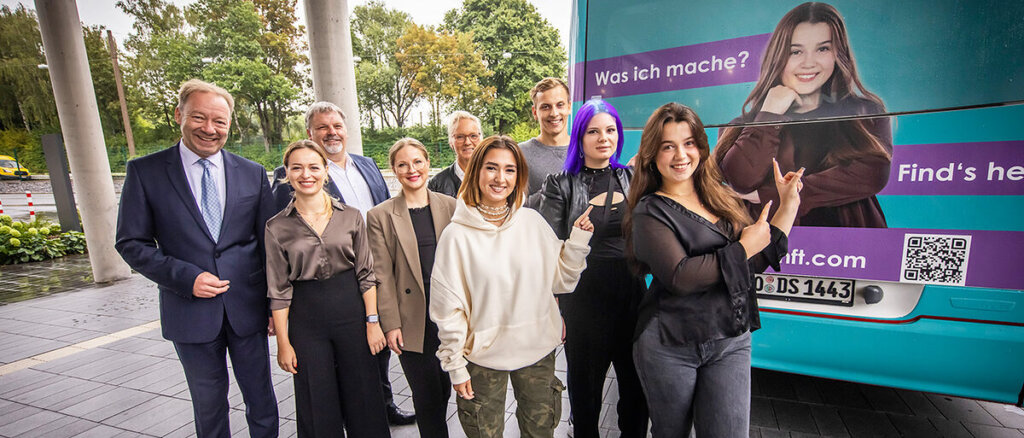 IHK-Hauptgeschäftsführer Stefan Schreiber, HWK-Geschäftsführerin Olesja Mouelhi-Ort, Geschäftsbereichsleiter WiFö Dortmund Friedrich-Wilhelm Corzilius, Pressesprecherin Jobcenter Dortmund Vitalia Seidel, Pressesprecherin Agentur für Arbeit Dortmund Sibylle Hünnemeyer, Kampagnengesichter Tisa, David, Talia, Chiara