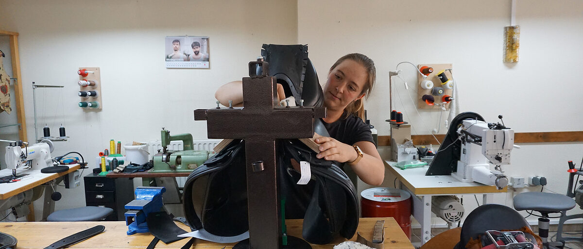 In der Sattlerwerkstatt in Hamm passt Sattlermeisterin Farina Fuest Sättel nach den Bedürfnissen von Mensch und Tier an.