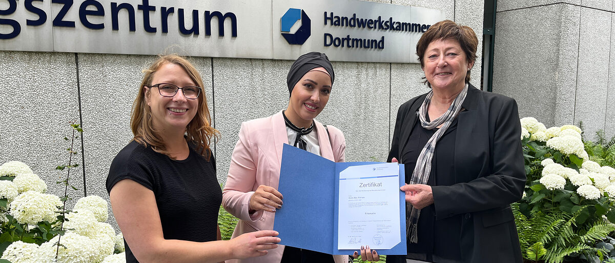 HWK-Abteilungsleiterin für Berufsbildungsrecht Martina Schmidt (r.) und Daniela Weber (l.), Ansprechpartnerin für das "ValiKom"-Verfahren, übergaben Oula Abo Alenen das ValiKom-Zertifikat.