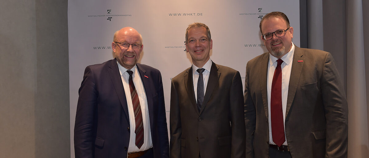 Der neu gewählte WHKT Arbeitnehmer-Vizepräsident Alexander Hengst (rechts), WHKT-Präsident Berthold Schröder (links) und WHKT Geschäftsführer Andreas Oehme