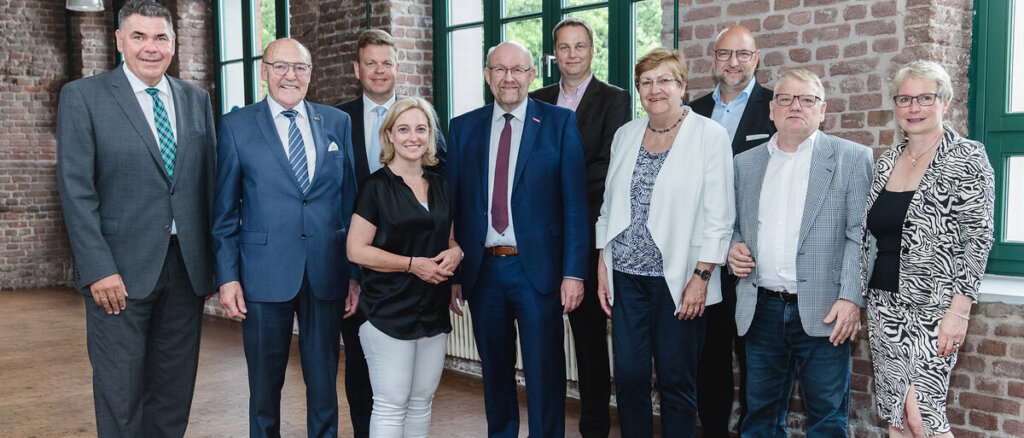 Landrat Kreis Unna Mario Löhr, Reinhold Schulte (Aufsichtsratsvorsitzender der Signal-Iduna-Gruppe), Matthias Heidmeier (HGF WHKT), Heike Marzen (Wirtschaftsförderin Dortmund), Schröder, Prof. Dr. Heiko Kopf von der Hochschule Hamm-Lippstadt, Karola Geiß-Netthöfel (Regionaldirektorin RVR), Pascal Ledune (Wirtschaftsförderer Hamm), Norbert Schilff (1. Bürgermeister DO), Ute Mais (3. Bürgermeisterin DO)