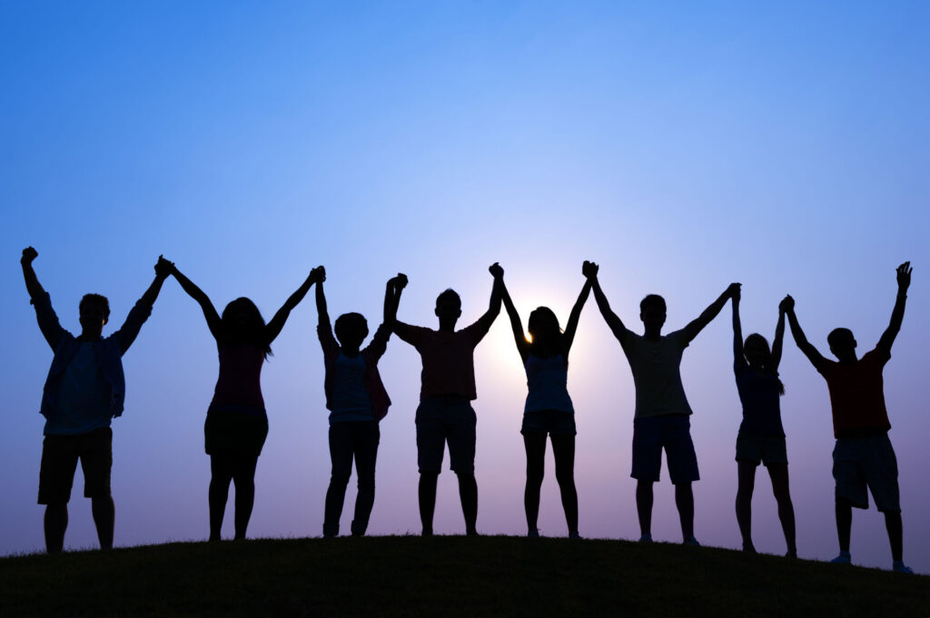 Jubelnde Menschenkette