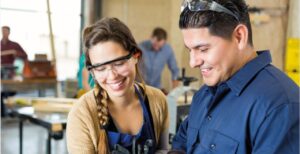Frau und Mann mit Schutzbrillen - Holzbearbeitung_groß