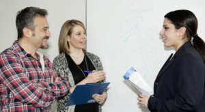 Zwei Frauen und ein Mann besprechen sich