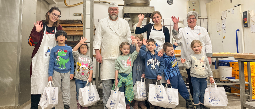 Kita-Kinder der Carolinen PreSchool Bochum gehen in Konditorei auf Entdeckungstour.