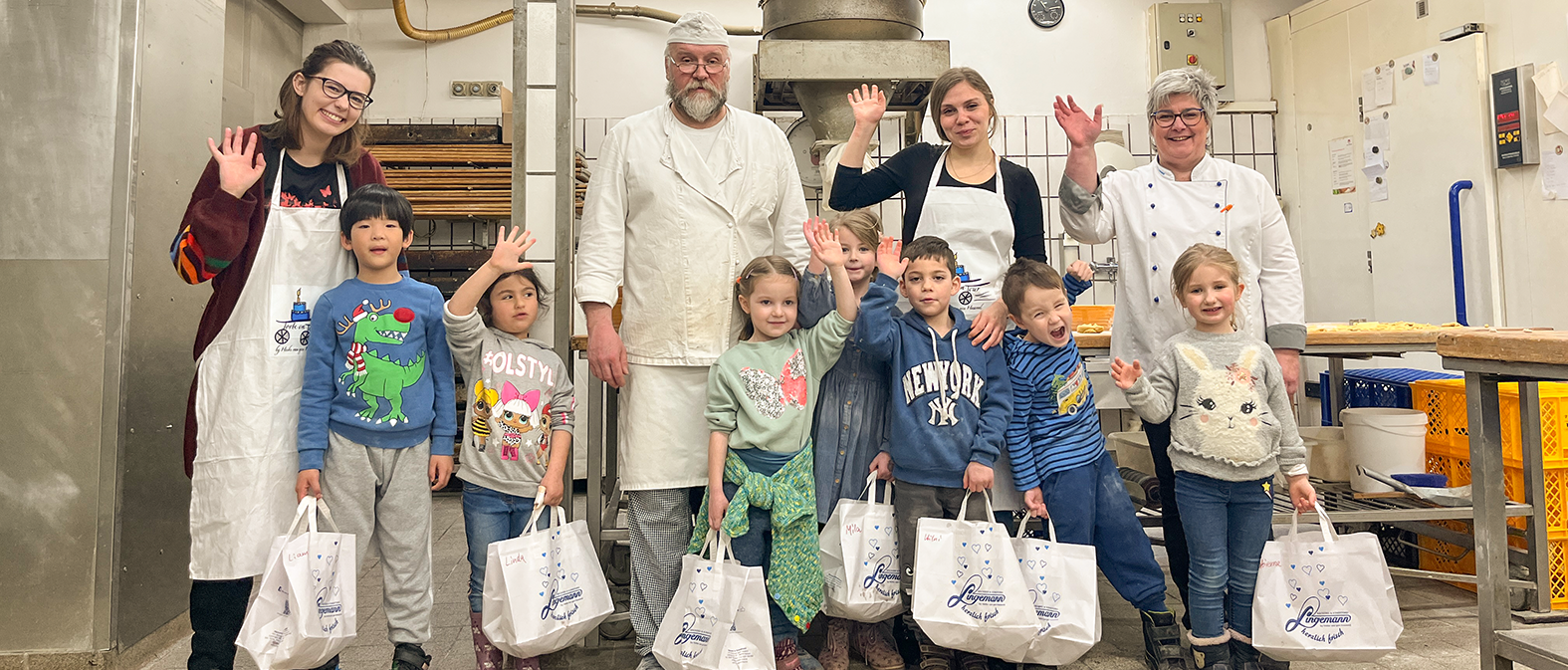Kita-Kinder der Carolinen PreSchool Bochum gehen in Konditorei auf Entdeckungstour.