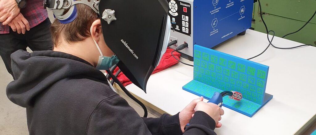 Kind bei Schweißsimulation