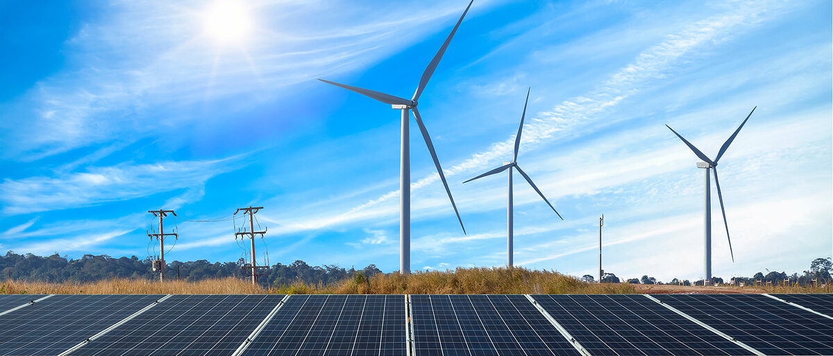 Solarpanele und Windkrafträder