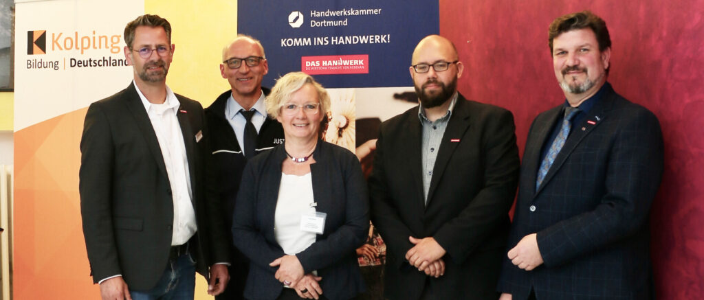 Auf dem Gruppenfoto (v.l.): Peter Dohmen, WHKT-Projektleiter, Christian Goos, Ausbildungsleiter berufliche Bildung der JVA Bochum-Langendreer, Anke Benna, Leiterin der JVA Bochum-Langendreer, Björn Woywod, HWK-Abteilungsleiter Ausbildungsberatung, und HWK-Vizepräsident Marc Giering.