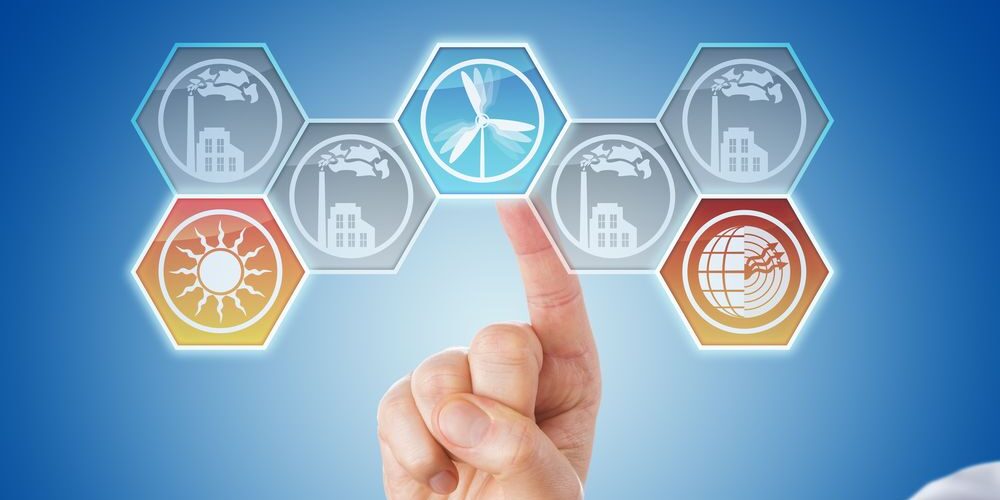 Finger eines Geschäftsmanns zeigt auf farblich hinterlegte Symbole für Windkraft, Solarenergie und Geothermie. Symbole für rauchende Fabriken sind grau hinterlegt