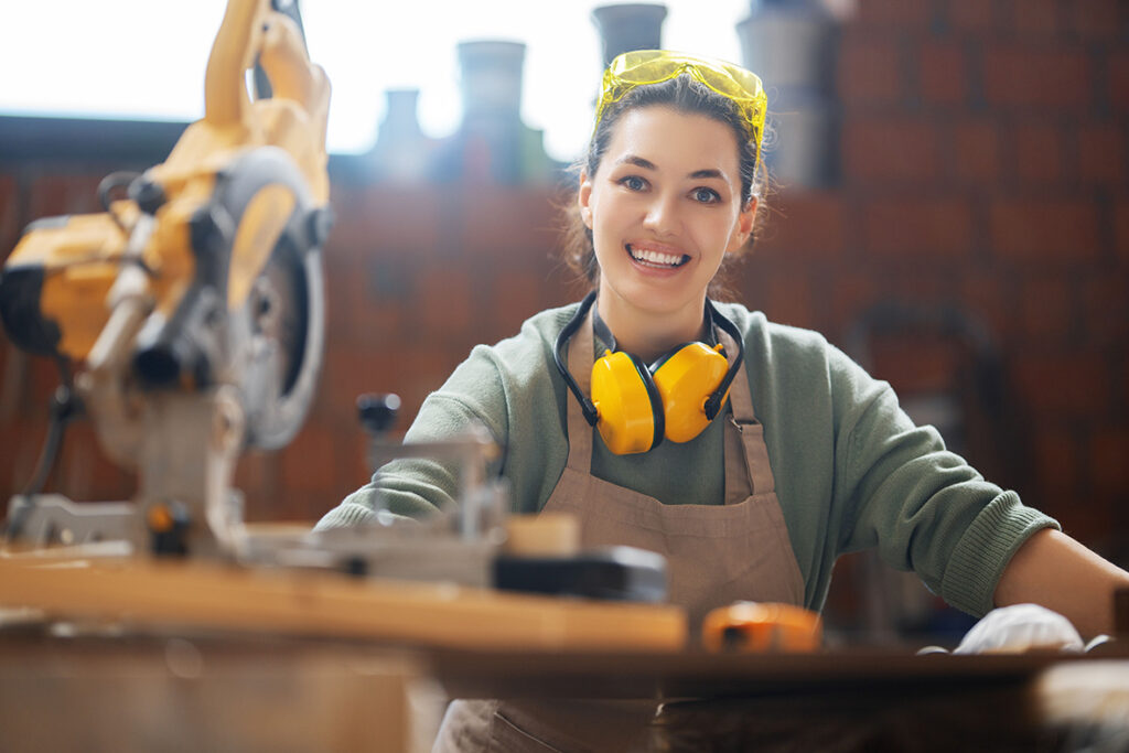 Junge Frau in der Werkstatt
