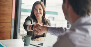 Nach dem erfolgreichem Gespräch:Beraterin hilft Handwerksbetrieben mit Rat und Tat.