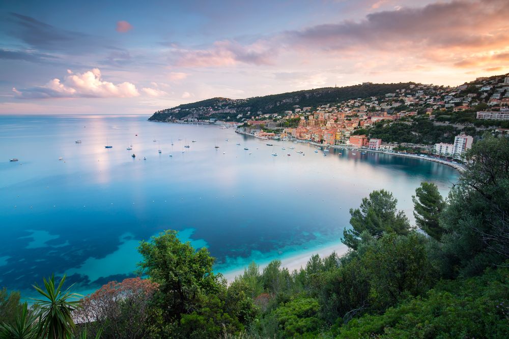 Bild der Küste Côte D'Azur mit leicht bewölktem Himmel