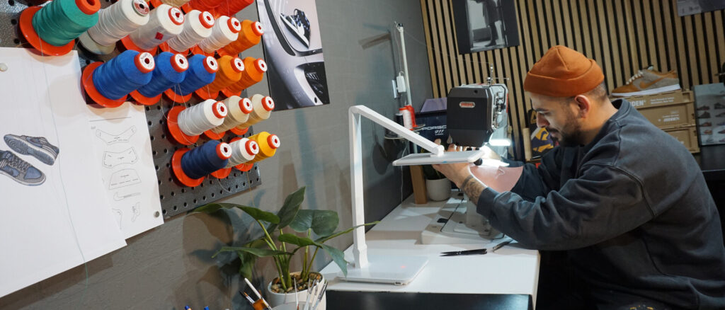 In seinem Atelier stellt Yusuf Okcu nach Kundenwunsch ausgefallene Sneaker her.