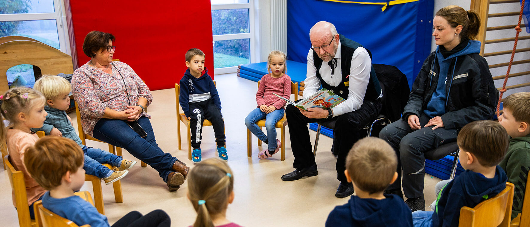 Kammerpräsident Berthold Schröder und Metallbaumeisterin Karolin Röhring lasen den Kindern der Kita St. Pankratius in Hamm aus dem Buch "Bella Baumädchen: Du kannst alles sein!" vor und beantworteten viele Fragen zum Handwerk.
