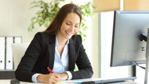 Dunkelhaarige Frau am PC