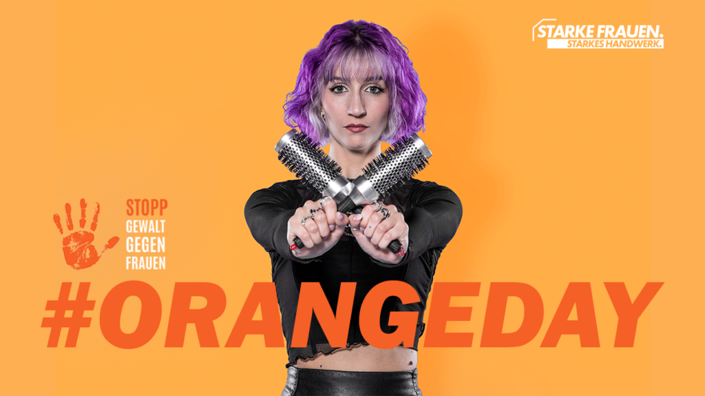 Ein Plakat der Kampagne Starke Frauen. Starkes Handwerk. zeigt den Hashtag Orange Day. Friseurmeisterin Marla Röckemann hält zwei gekreuzte Haarbürsten in die Kamera.