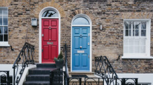 Bunte Türen an einem alten Haus in London